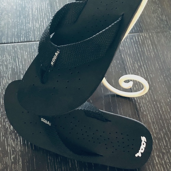 Soda | Shoes | Soda Blacknew Never Worn Sharp Flat Flip Flops | Poshmark